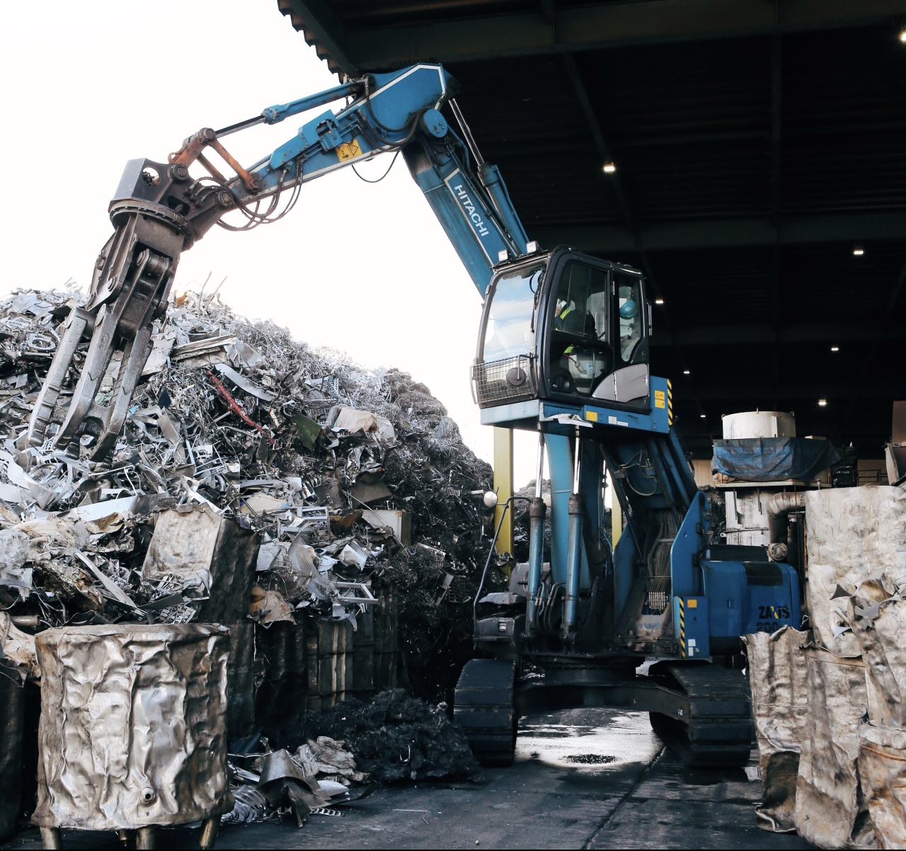 グラップル仕様機｜SNS｜メディアライブラリー｜日立建機日本