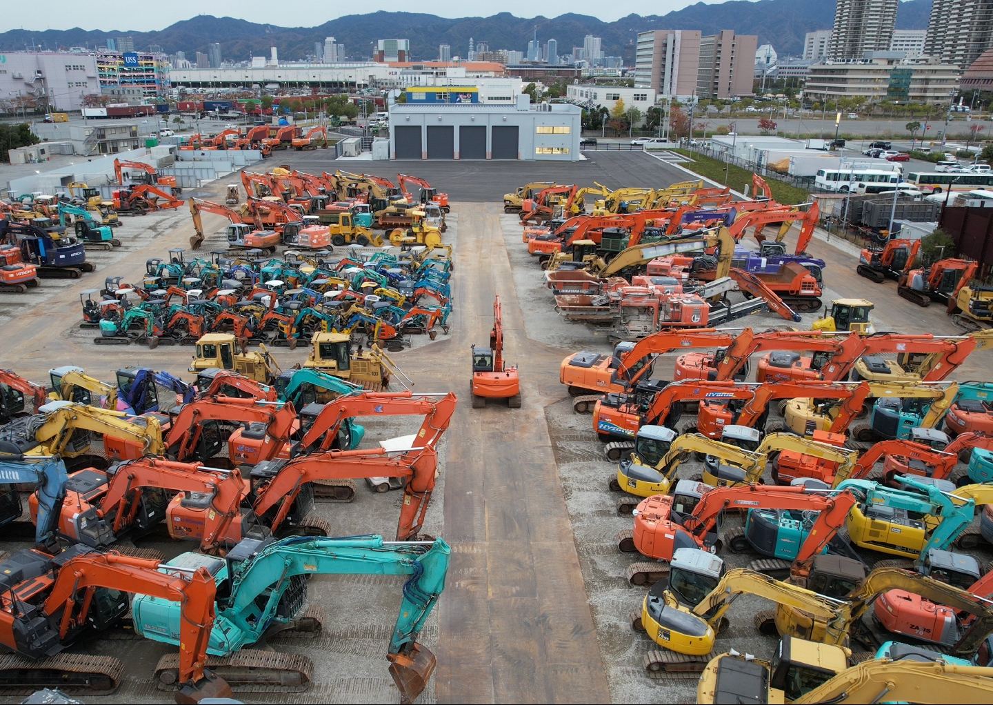 中古車ヤード ｜ SNS ｜ メディアライブラリー | 日立建機日本